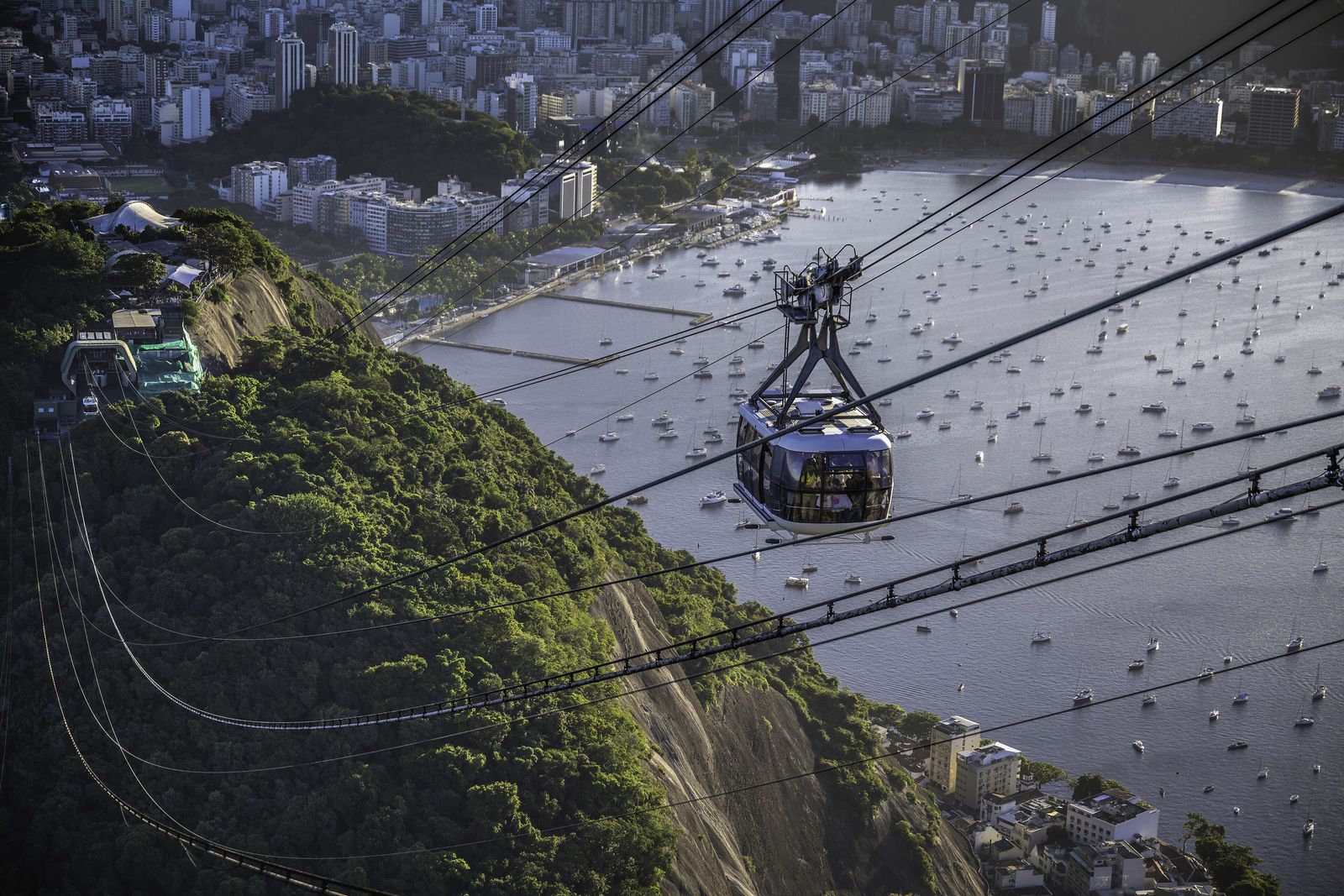 Bondinho do Pão de Açúcar sobre a Urca, no Rio de Janeiro